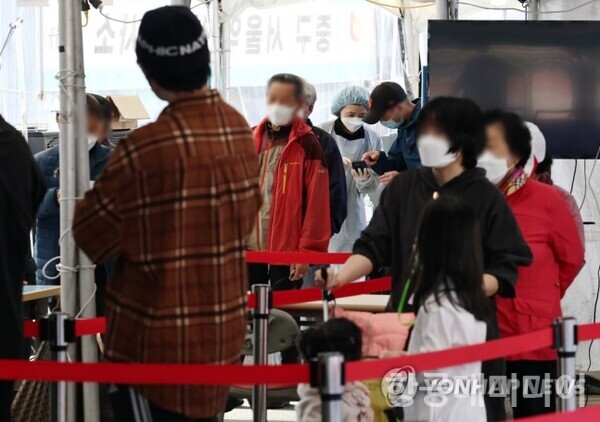 10일 중구 서울역 임시 선별검사소에서 시민들이 코로나19 검사를 받기 위해 대기하고 있다. (출처: 연합뉴스)