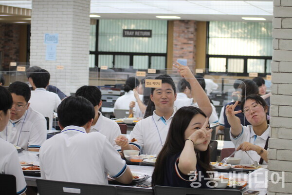 학생회관 학식당에서 점심을 먹는 항공우주캠프 참가 학생들