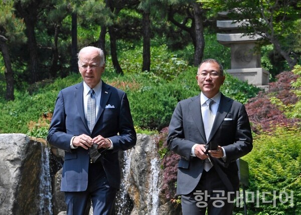 조 바이든 미국 대통령과 정의선 현대차그룹 회장이 지난 5월 22일 오전 서울 용산구 그랜드하얏트서울에서 환담을 갖고 기자단을 대상으로 스피치하기 위해 이동하고 있다.(출처: 뉴시스)
