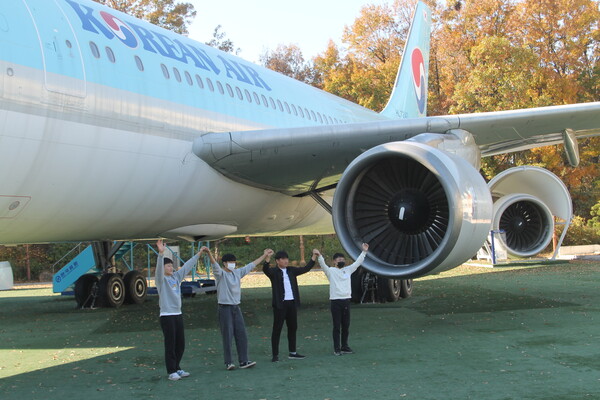 △ 경기항공고 학생들이 한국항공대학교 명소인, A300 앞에서 영상을 찍고있는 모습