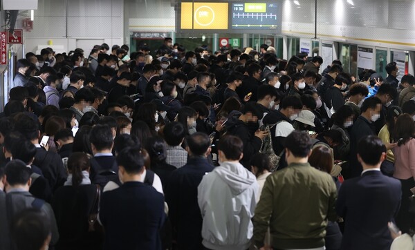 서울교통공사는 혼잡 지하철역에 안전 인력을 배치하기로 했다. (사진 출처: 연합뉴스)