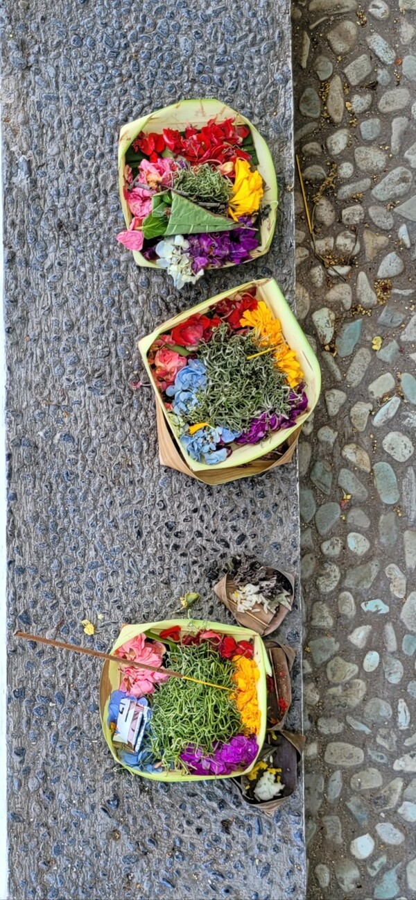 네피 데이 전후 거리 곳곳에 신에게 바치는 꽃과 음식을 놓는다.