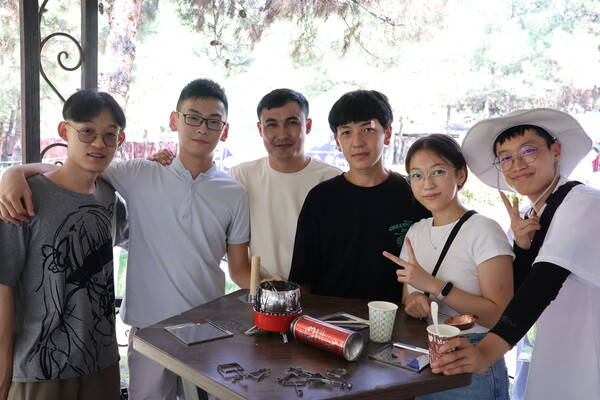 학술교육원 학생들과 K-FOOD팀 이재권 학우의 기념사진