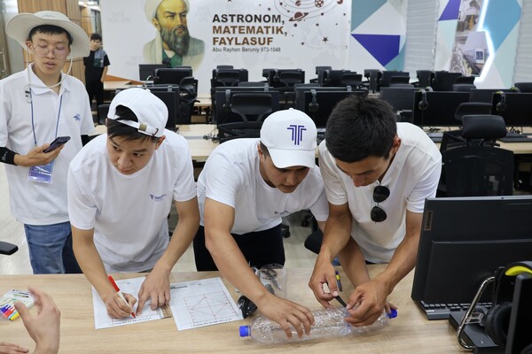 로켓을 직접 제작해보는 한국교육원 학생들