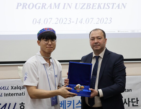 우즈베키스탄 전통 의상을 선물 받은 박주원 학우(항공우주 및 기계공학부 18)