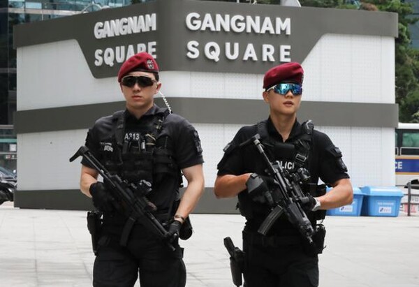 서울 강남구 강남역 인근에서 무장한 경찰특공대 대원들이 순찰을 하고 있다. (출처:News1)