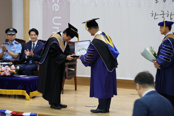 항공운항관리학과 이석현 박사가 특별상을 수상하고 있다.