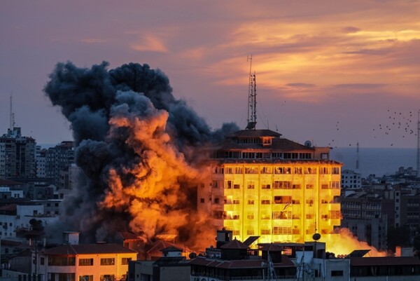 ▲ 공습으로 검은 연기 치솟는 가자지구 (출처:매일경제)