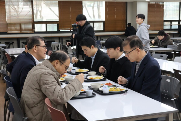 함꼐 식사하고 있는 허의영 총장.