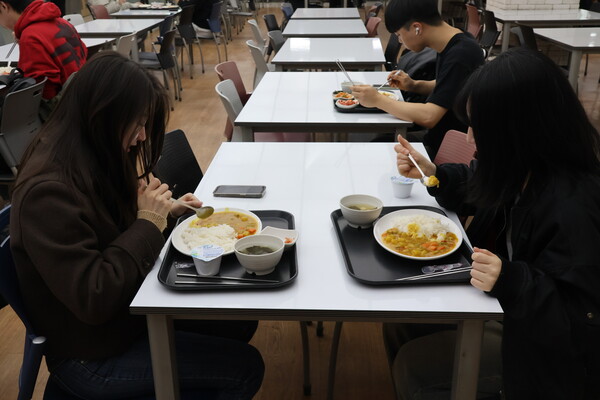 식사하고 있는 학생들.